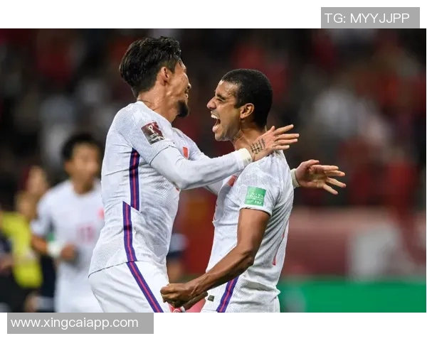 理查兹称赞马杜埃凯与本怀特右路默契配合展现全新风貌