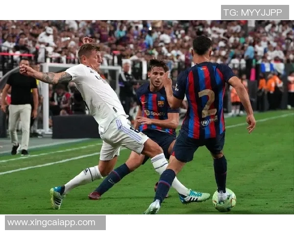 西媒报道孔德今日训练归队拉菲尼亚莱万奥尔莫等人缺席