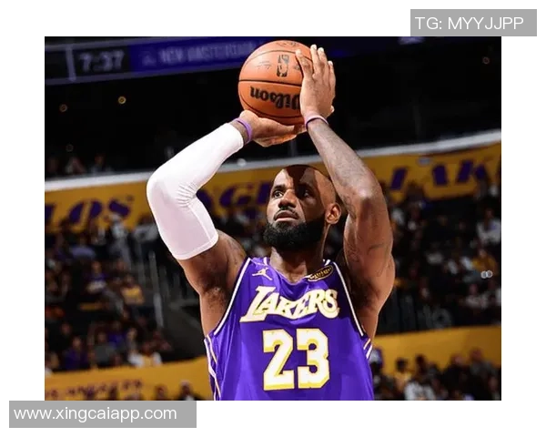 詹姆斯上半场表现平平8投3中三分命中率尚可拿下10分2篮板1助攻1抢断1盖帽